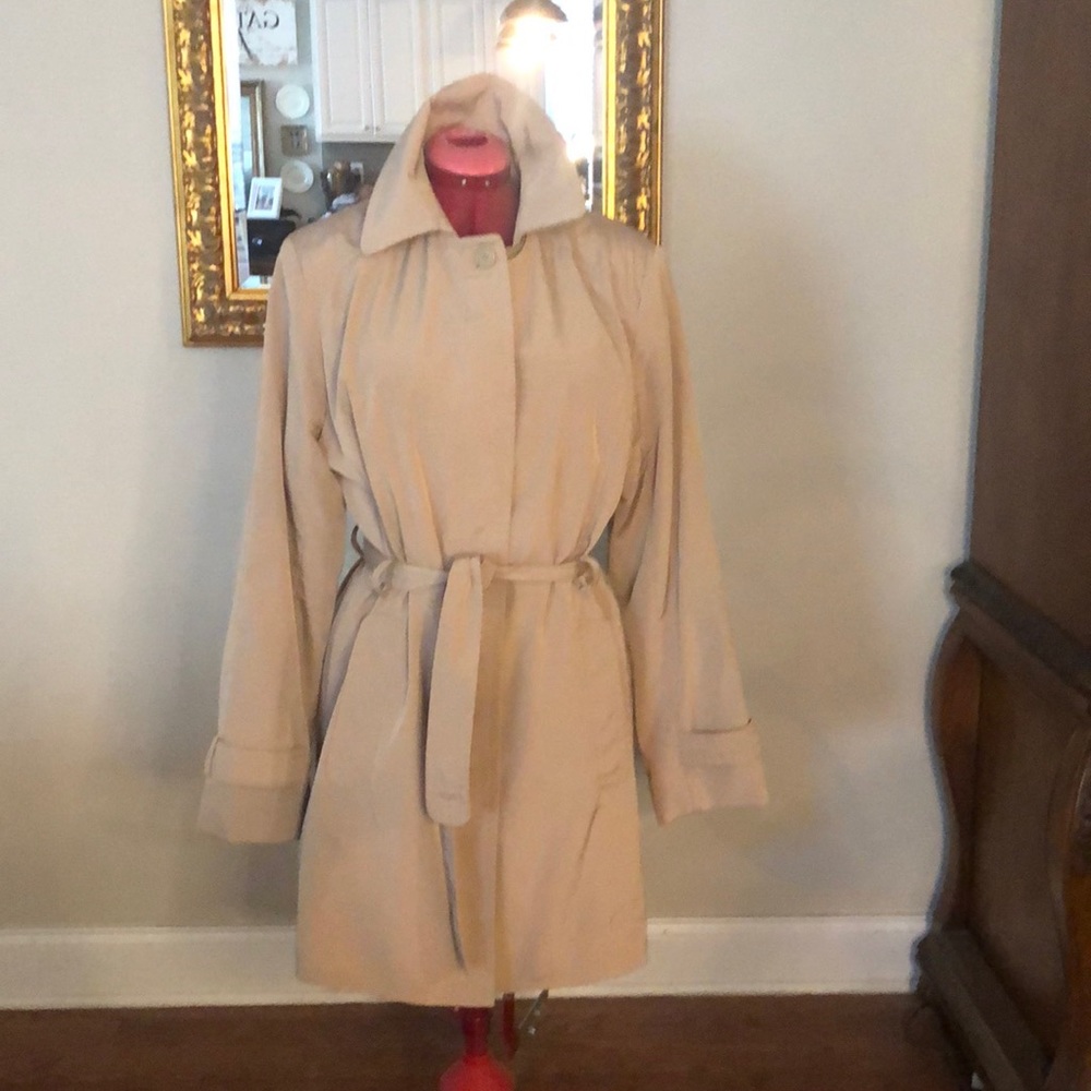 ☔️ 🌧 Ladies trench/rain coat from Towne Collection in XL. ❤️